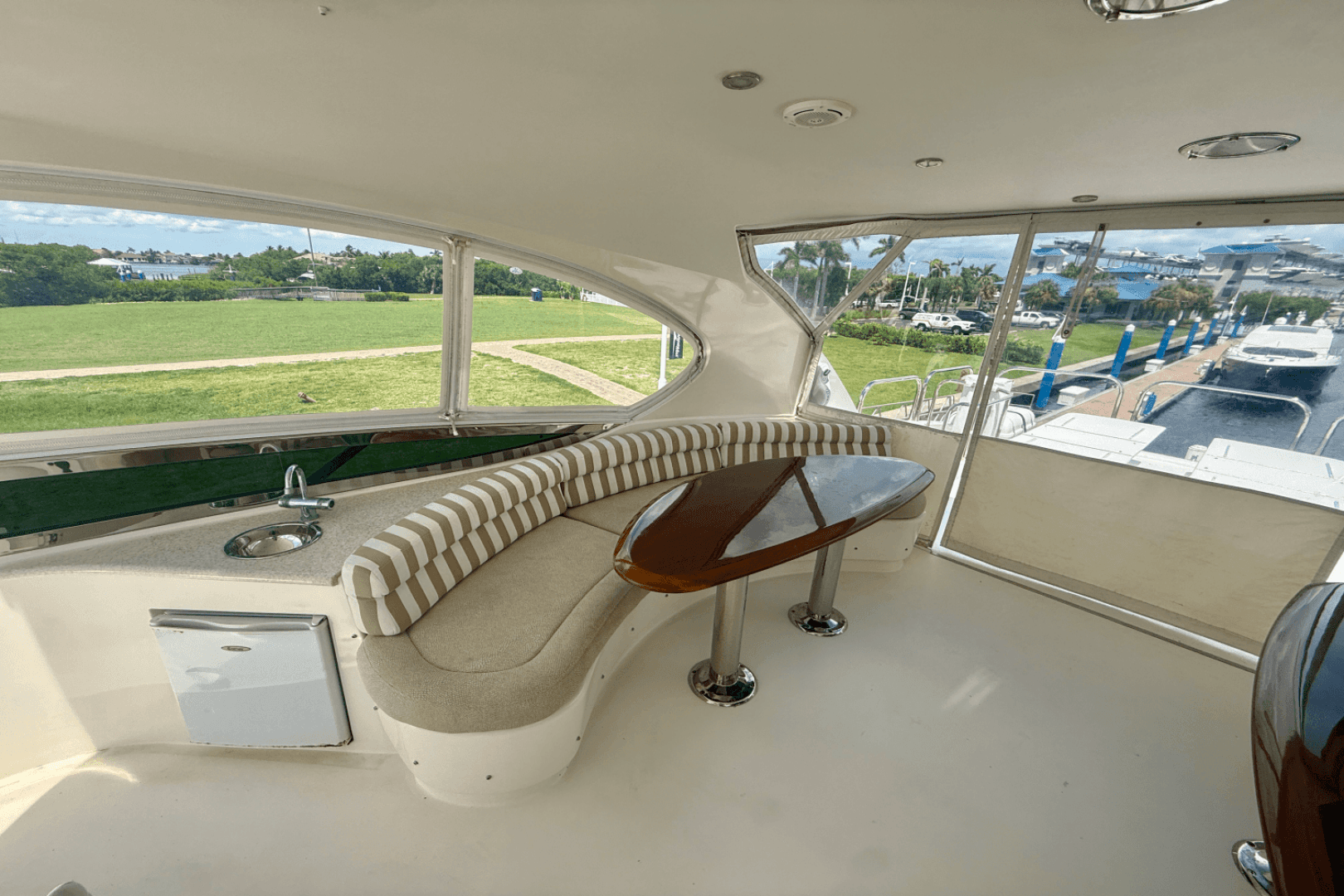 2005  68 Flybridge — photo 13