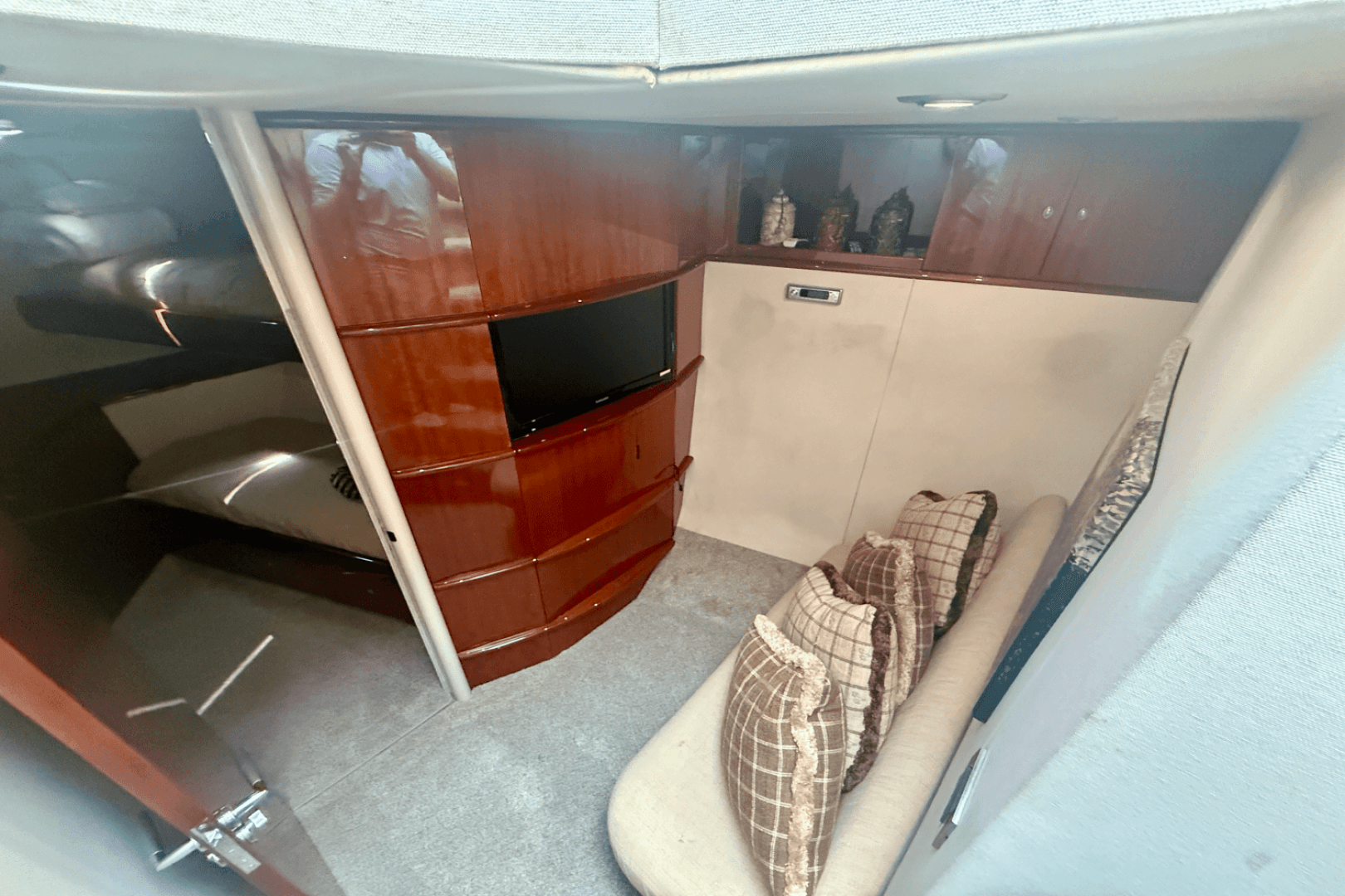 2005  68 Flybridge — photo 37