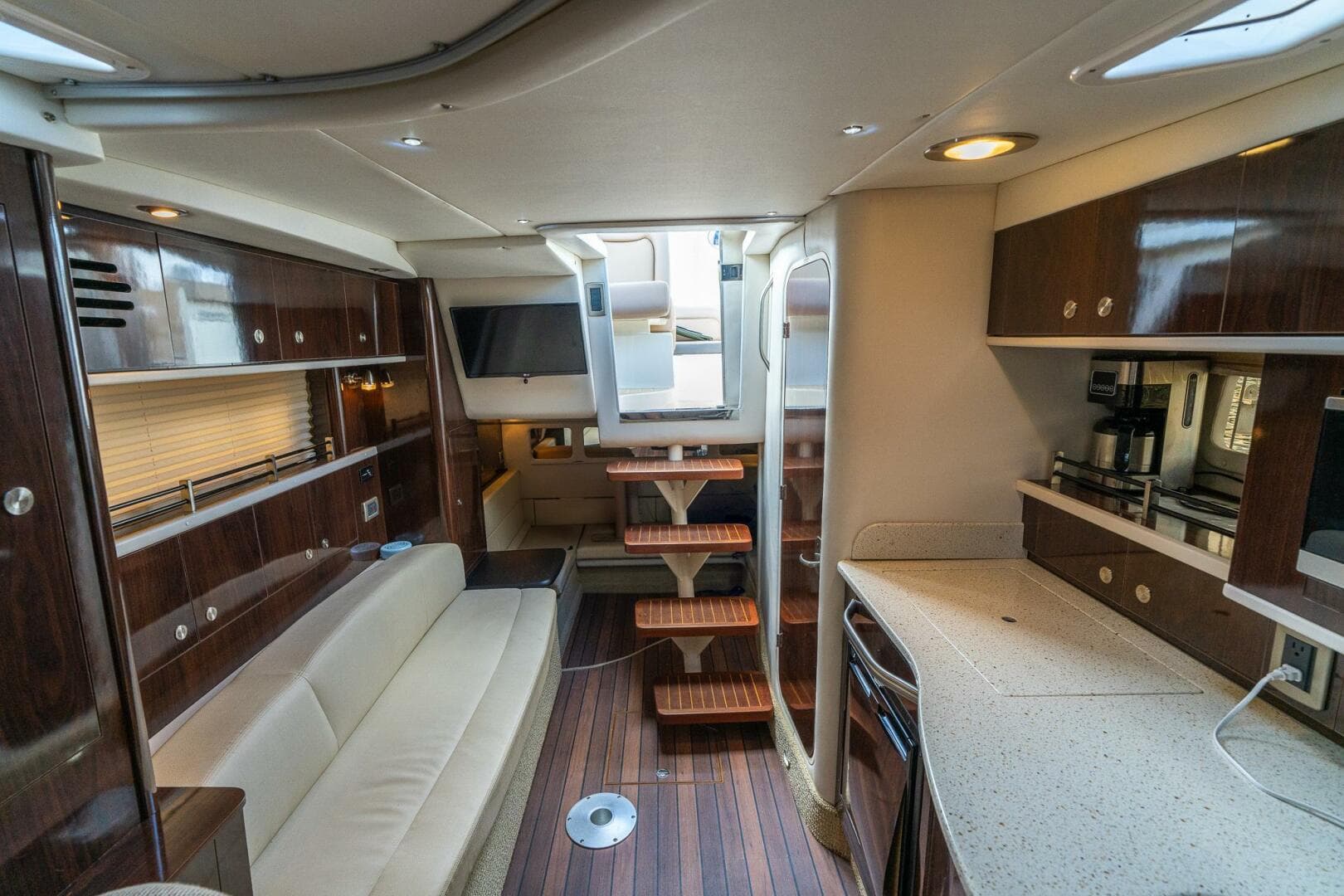 2016 Sea Ray 330 Sundancer — photo 13