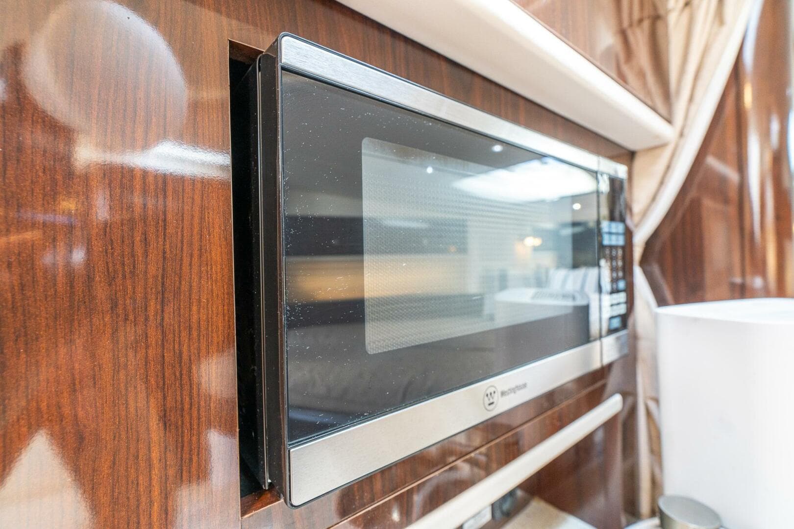 2016 Sea Ray 330 Sundancer — photo 26