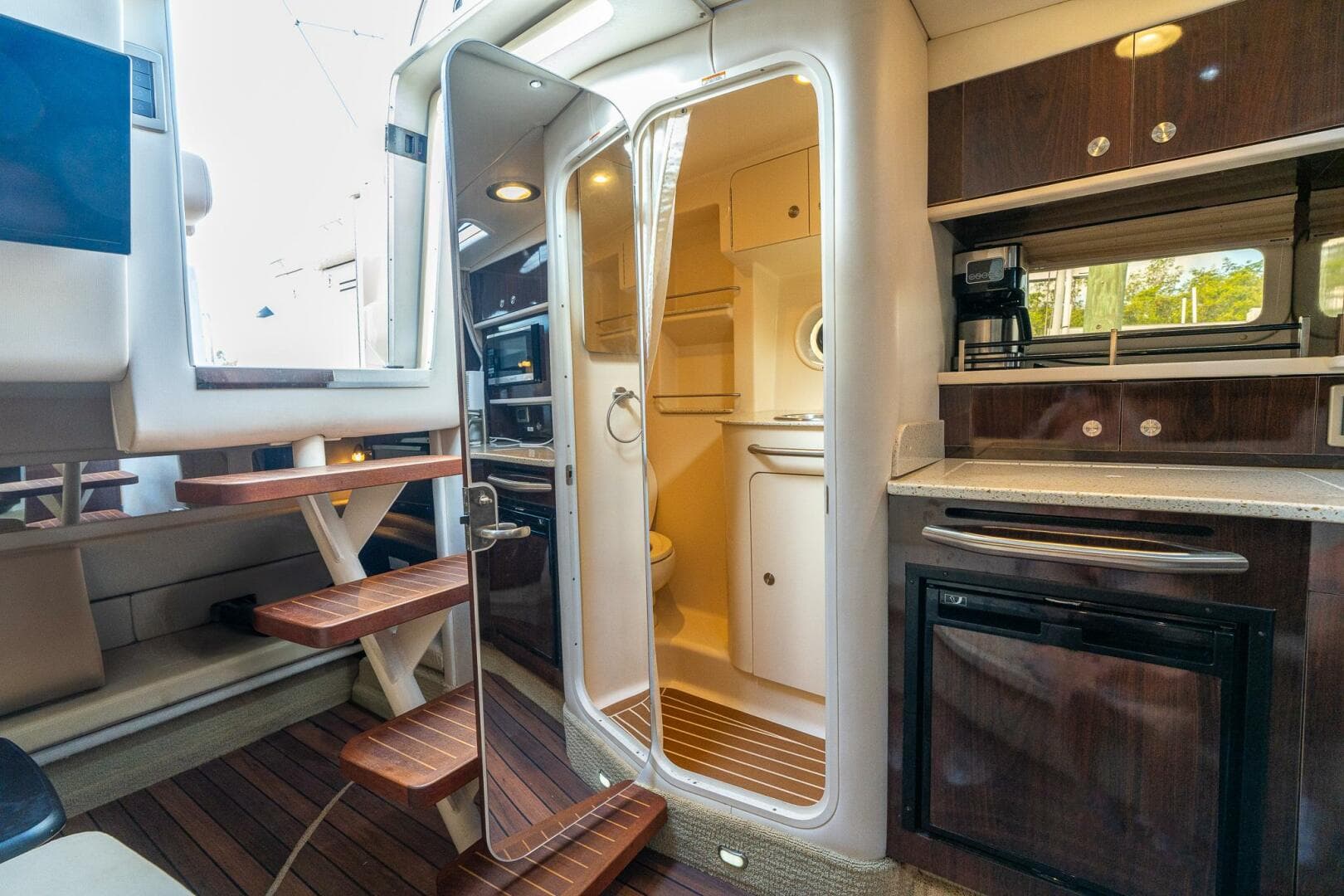 2016 Sea Ray 330 Sundancer — photo 16