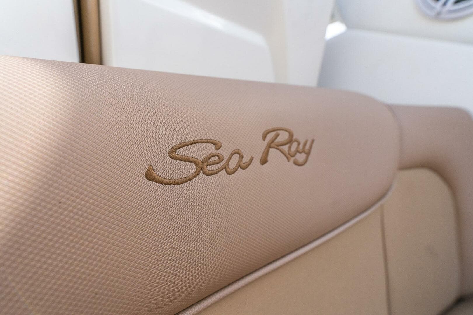 2016 Sea Ray 330 Sundancer — photo 19