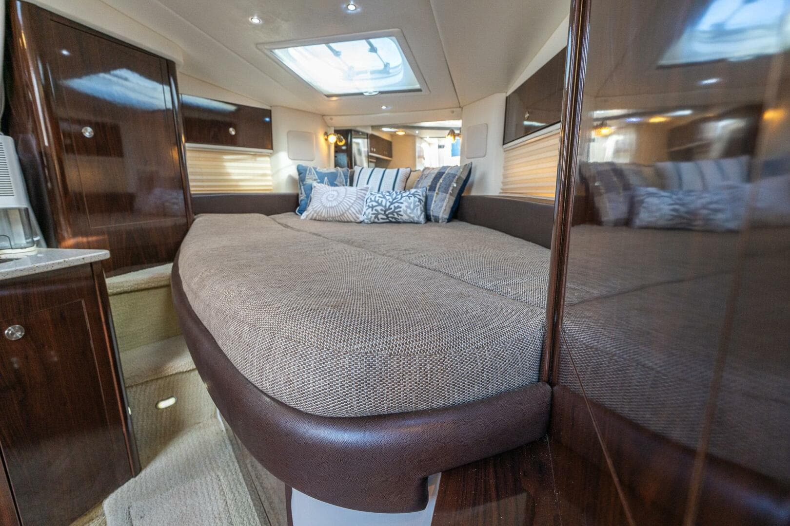 2016 Sea Ray 330 Sundancer — photo 24