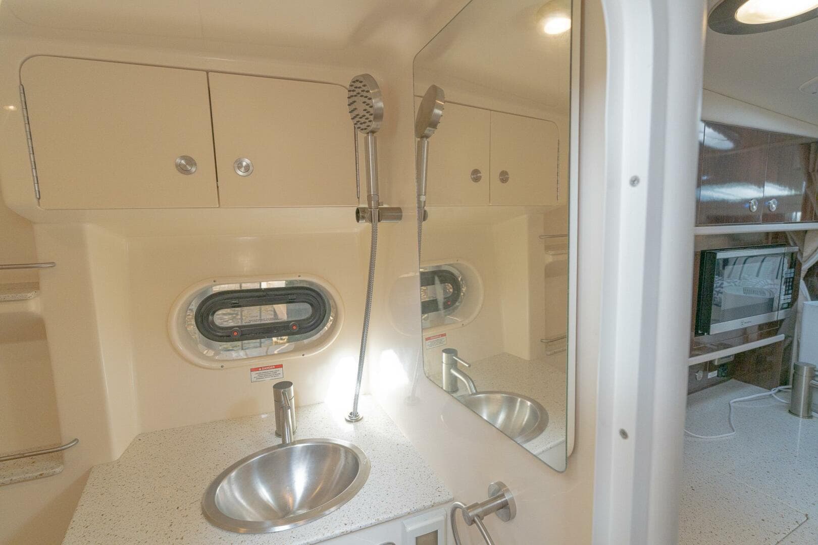 2016 Sea Ray 330 Sundancer — photo 43