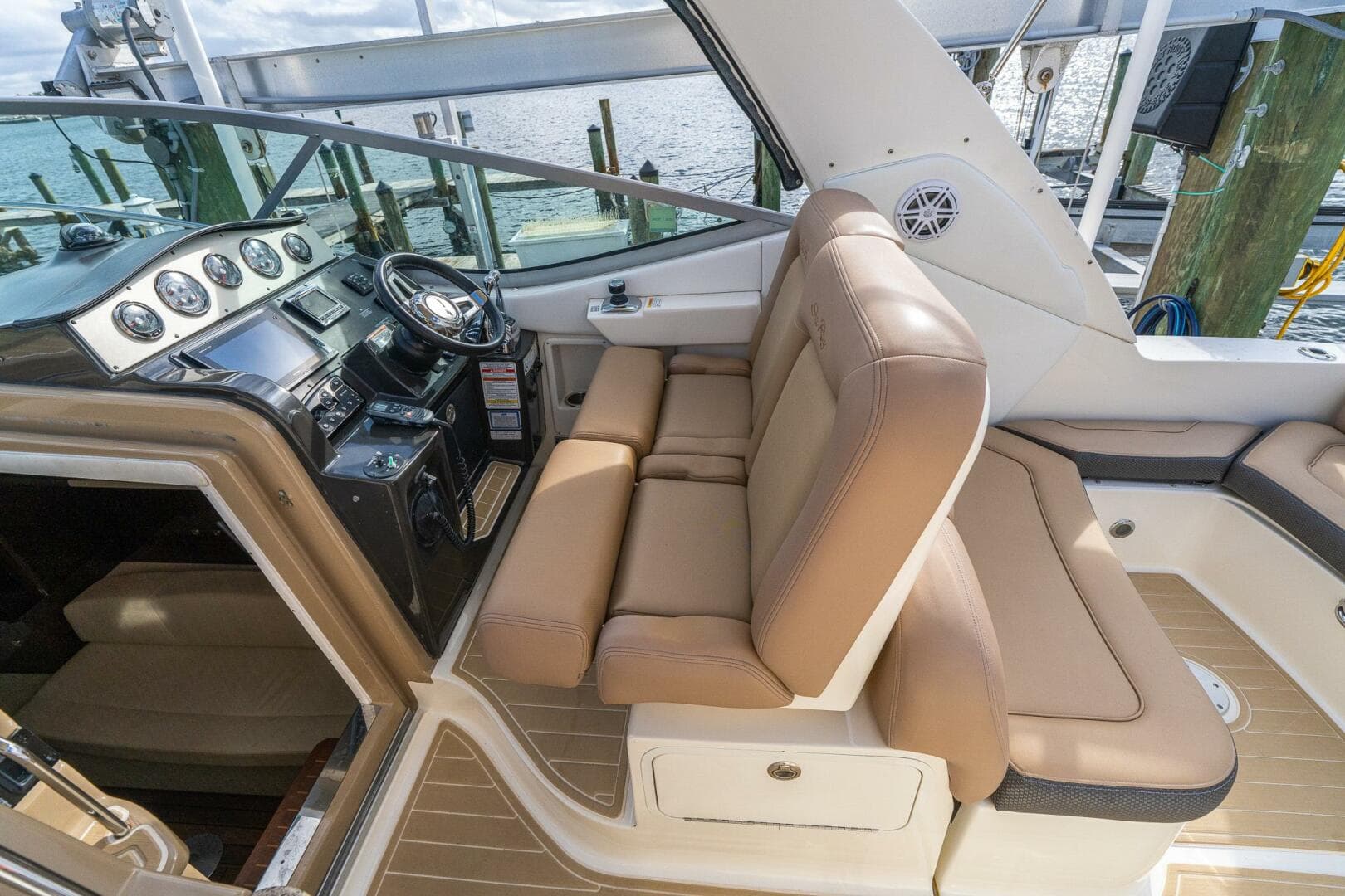 2016 Sea Ray 330 Sundancer — photo 38