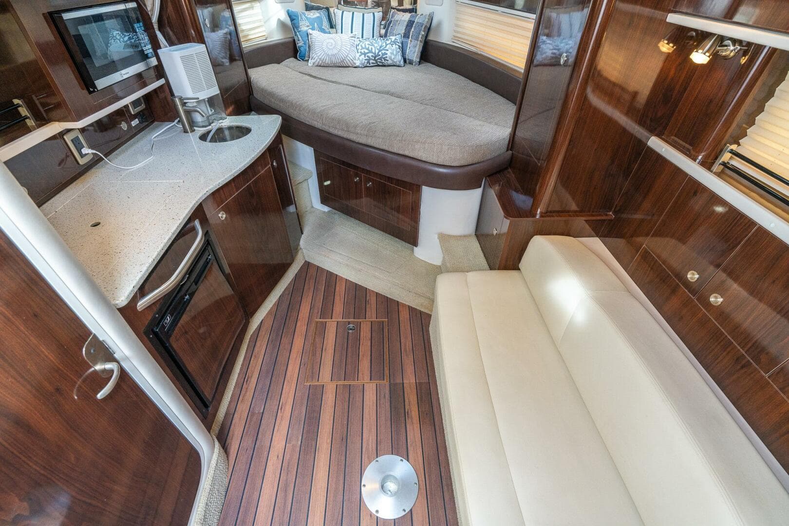 2016 Sea Ray 330 Sundancer — photo 15