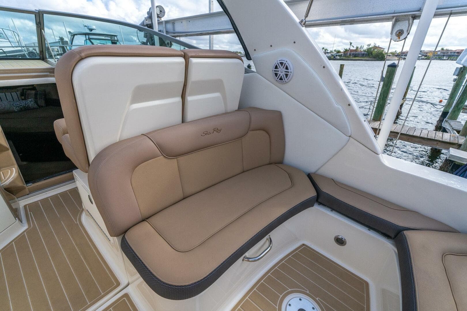 2016 Sea Ray 330 Sundancer — photo 63