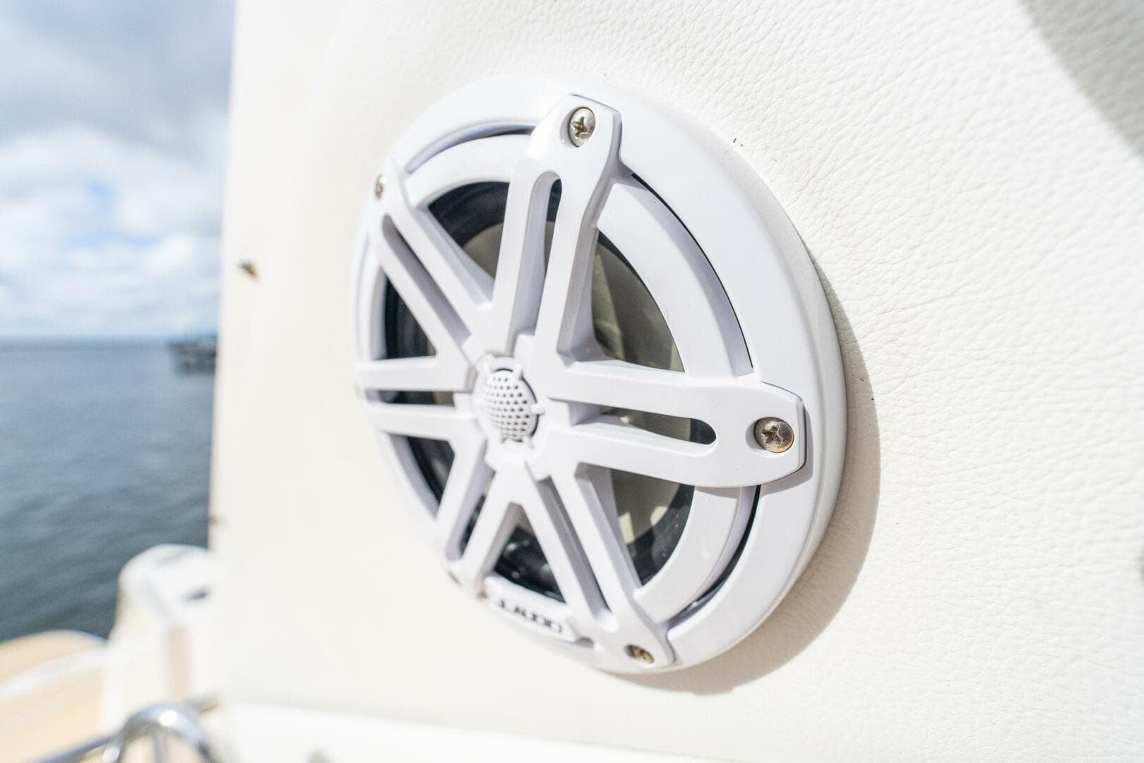 2016 Sea Ray 330 Sundancer — photo 48