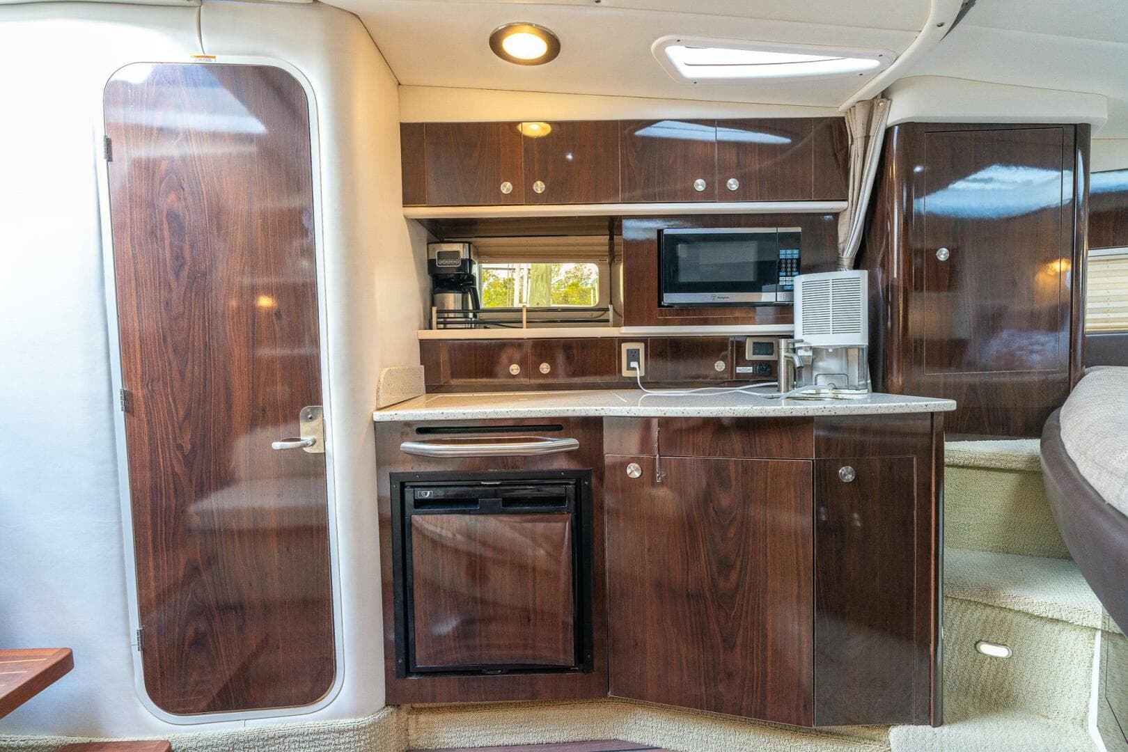 2016 Sea Ray 330 Sundancer — photo 29