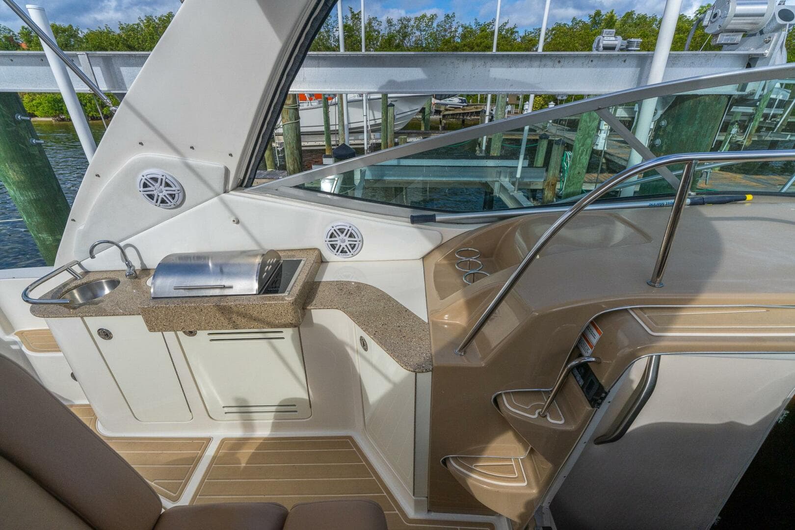 2016 Sea Ray 330 Sundancer — photo 44