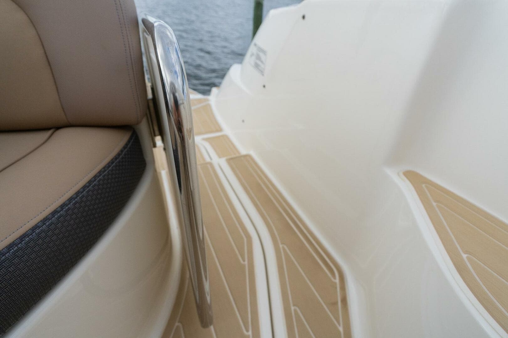 2016 Sea Ray 330 Sundancer — photo 3