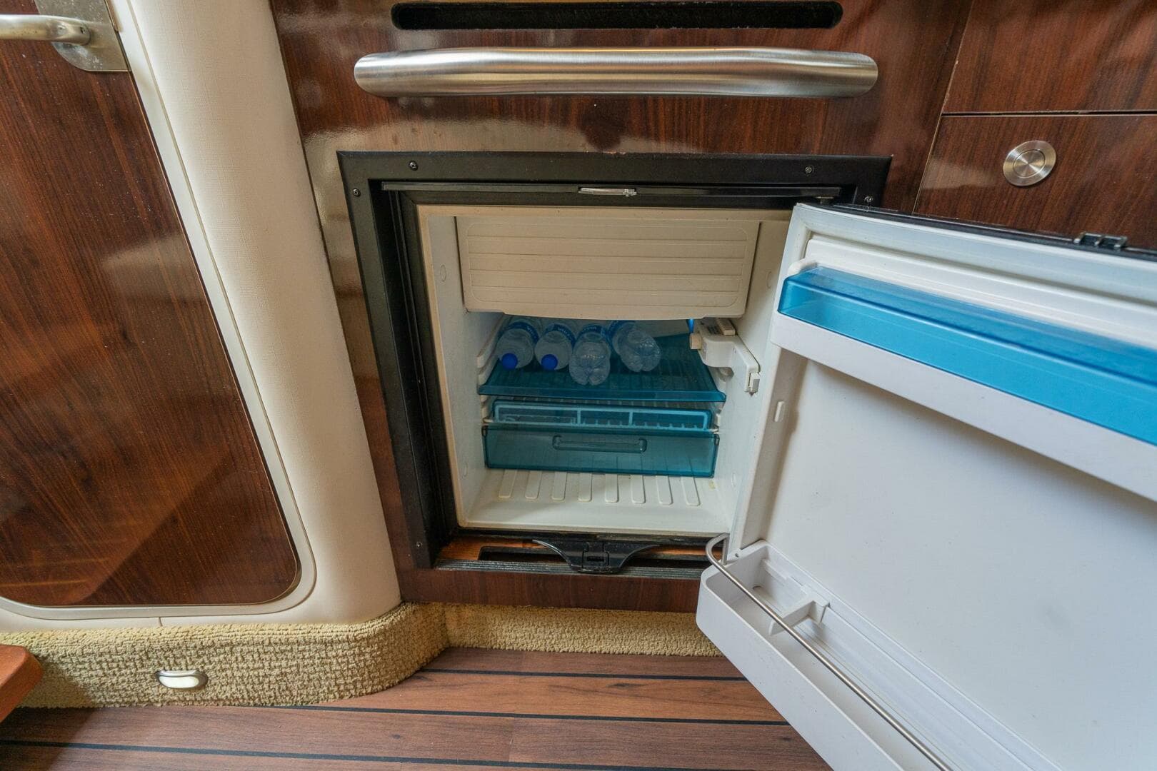 2016 Sea Ray 330 Sundancer — photo 45