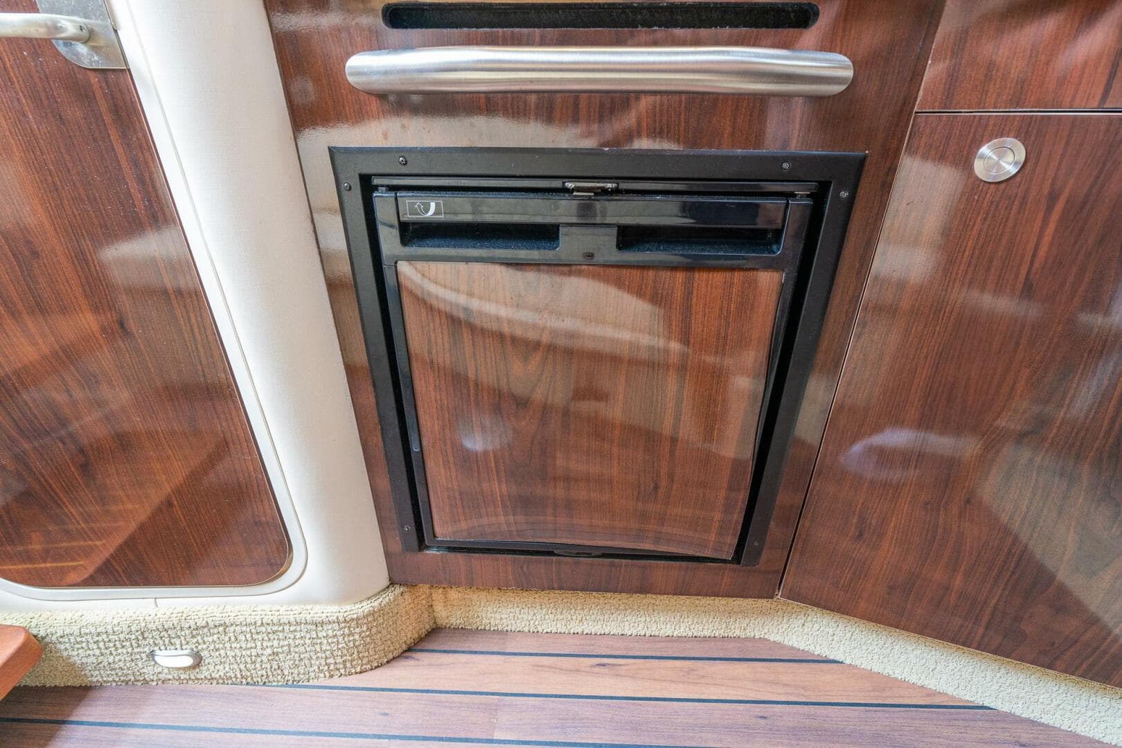 2016 Sea Ray 330 Sundancer — photo 27