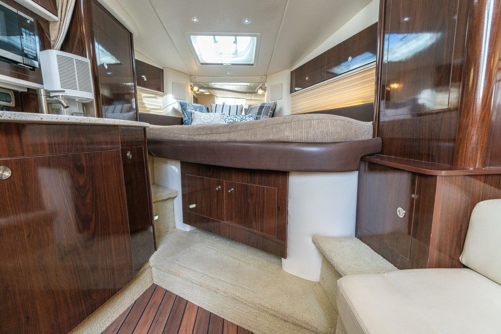 2016 Sea Ray 330 Sundancer — photo 25