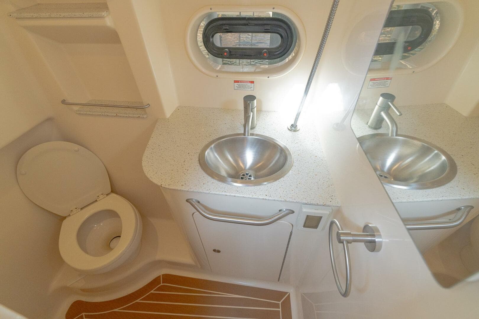 2016 Sea Ray 330 Sundancer — photo 42