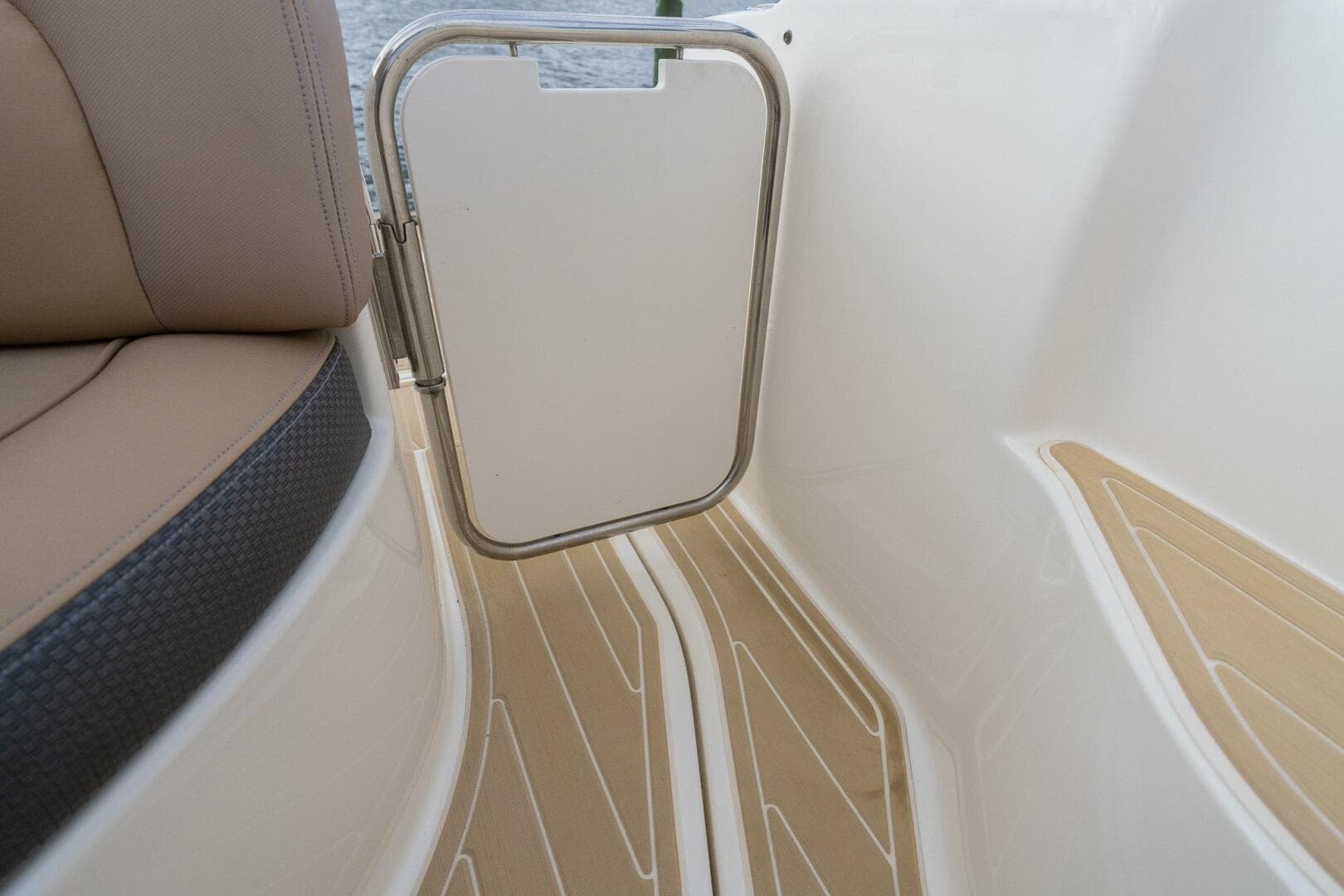 2016 Sea Ray 330 Sundancer — photo 2