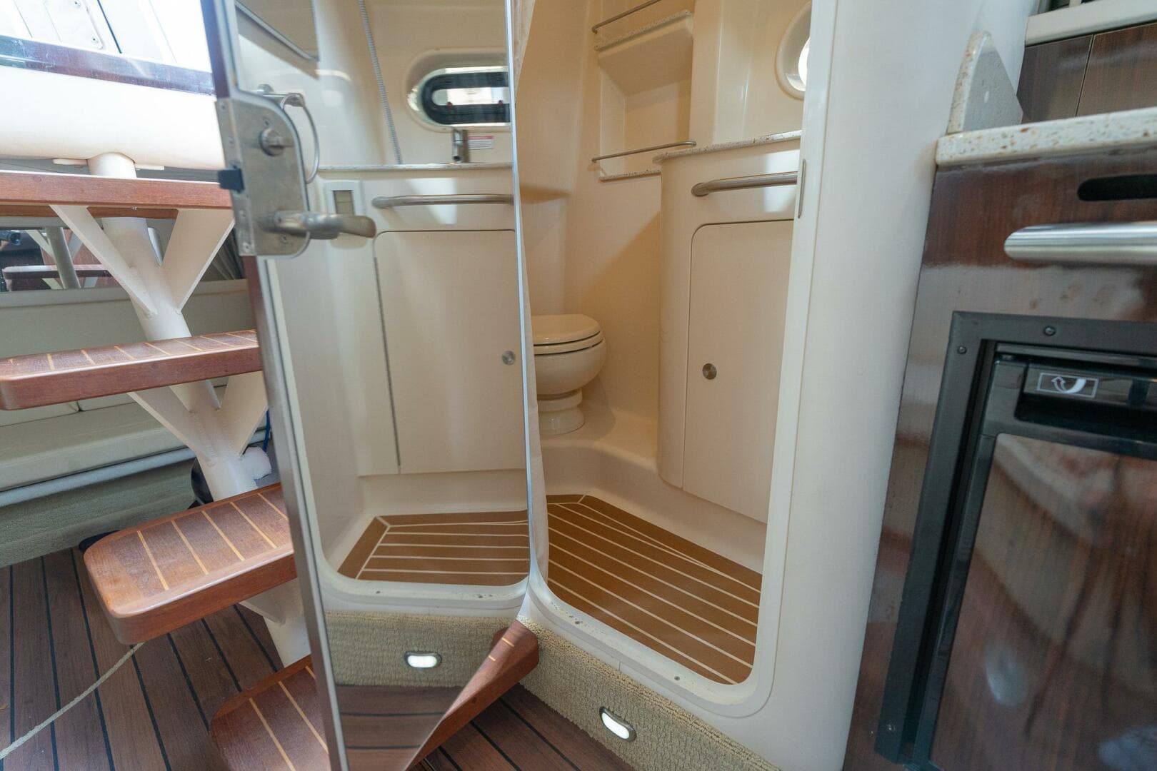 2016 Sea Ray 330 Sundancer — photo 33