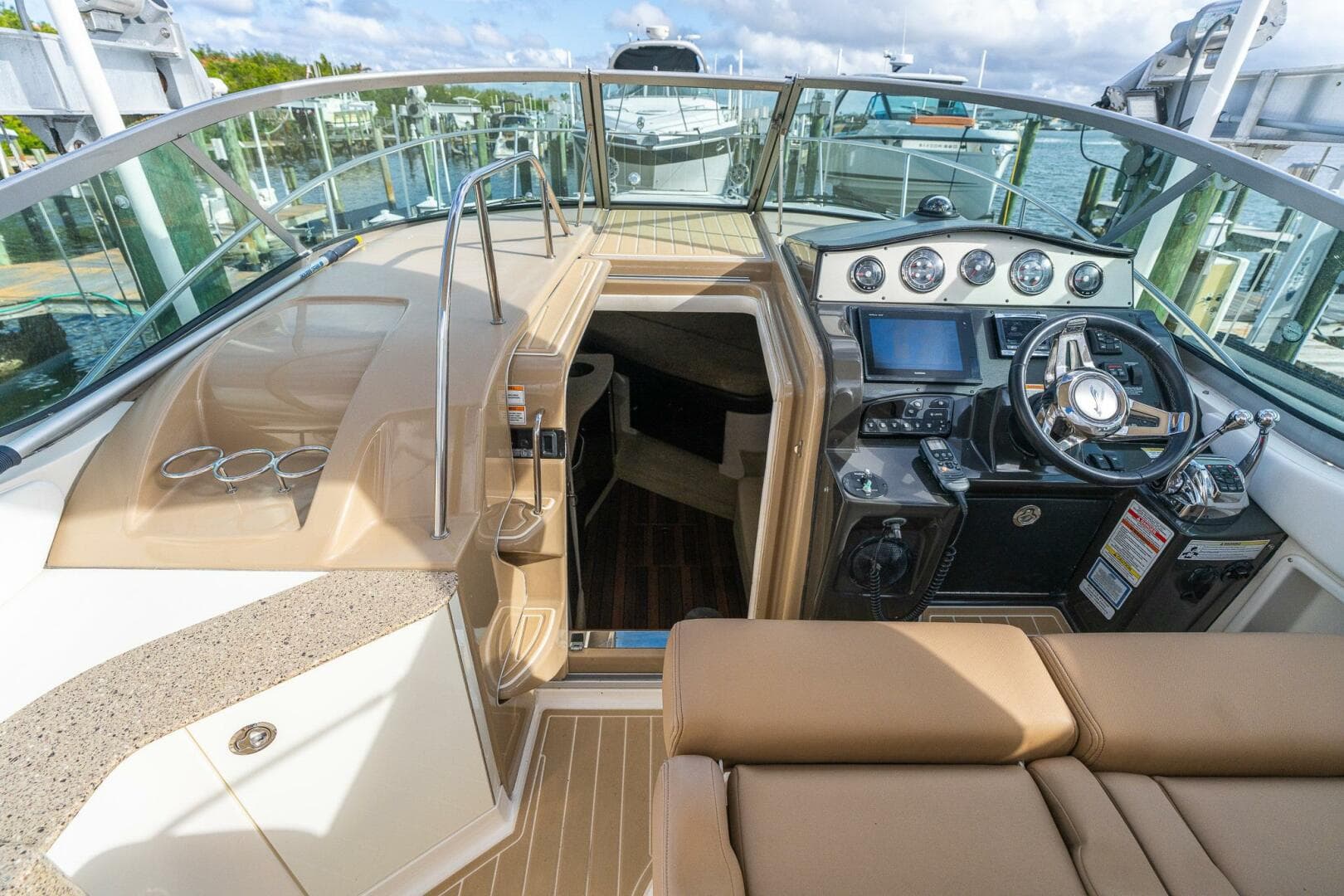 2016 Sea Ray 330 Sundancer — photo 11