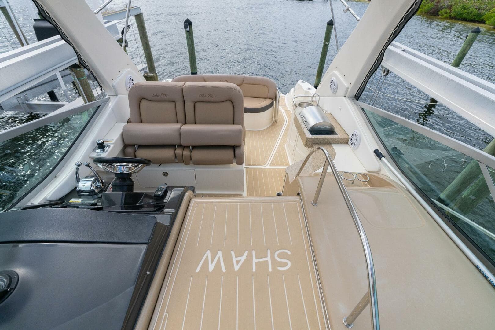 2016 Sea Ray 330 Sundancer — photo 18