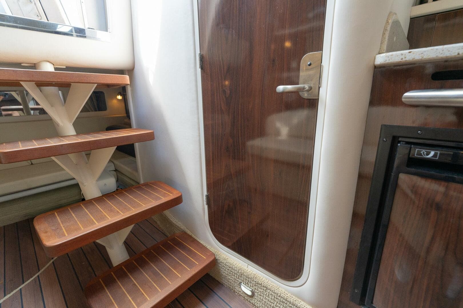 2016 Sea Ray 330 Sundancer — photo 32