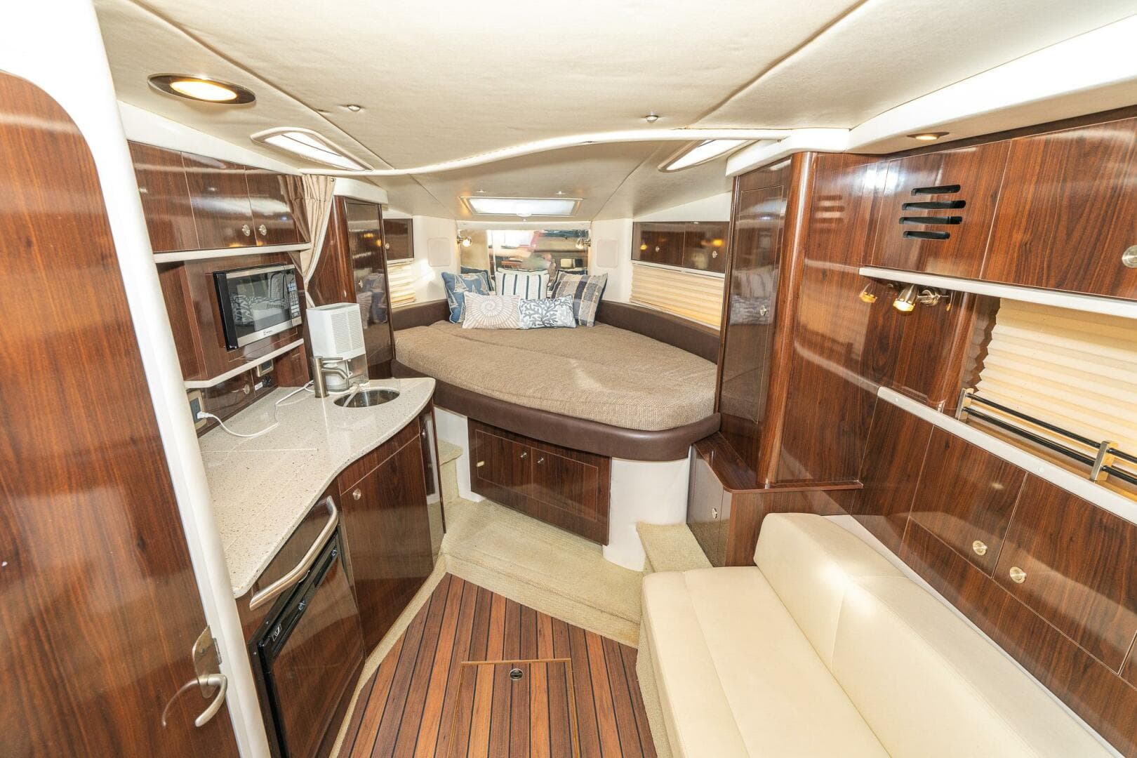 2016 Sea Ray 330 Sundancer — photo 14