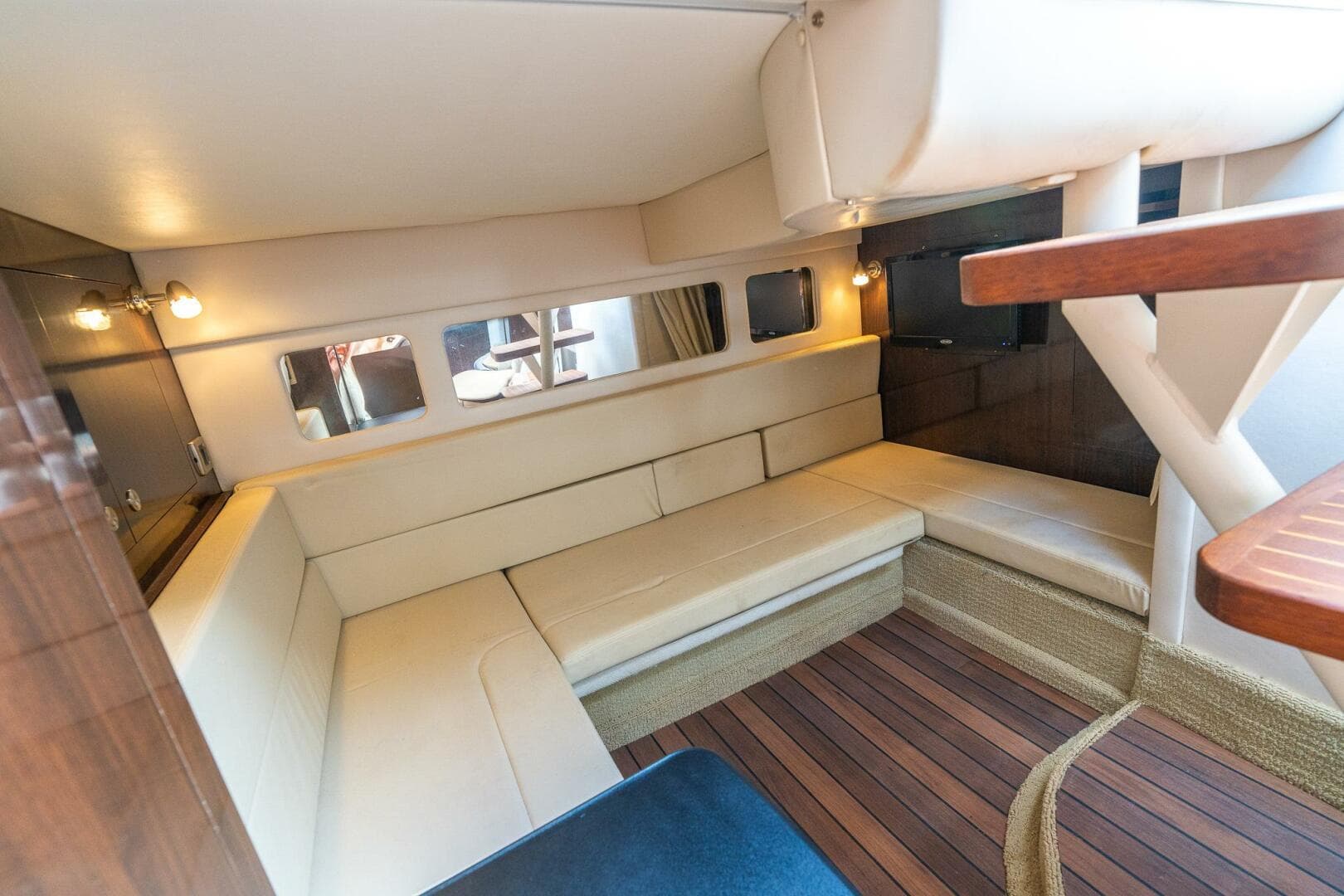 2016 Sea Ray 330 Sundancer — photo 67