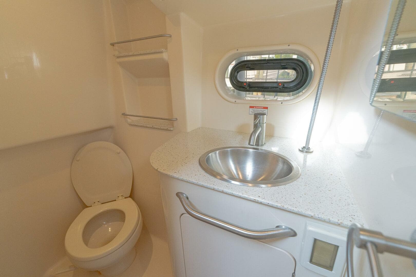 2016 Sea Ray 330 Sundancer — photo 35