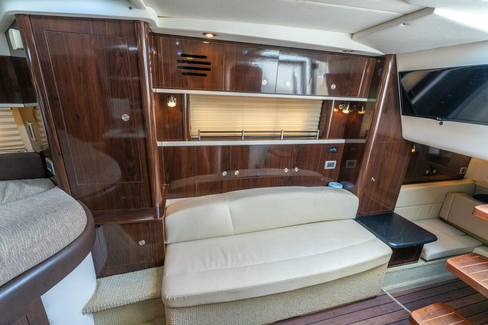 2016 Sea Ray 330 Sundancer — photo 50