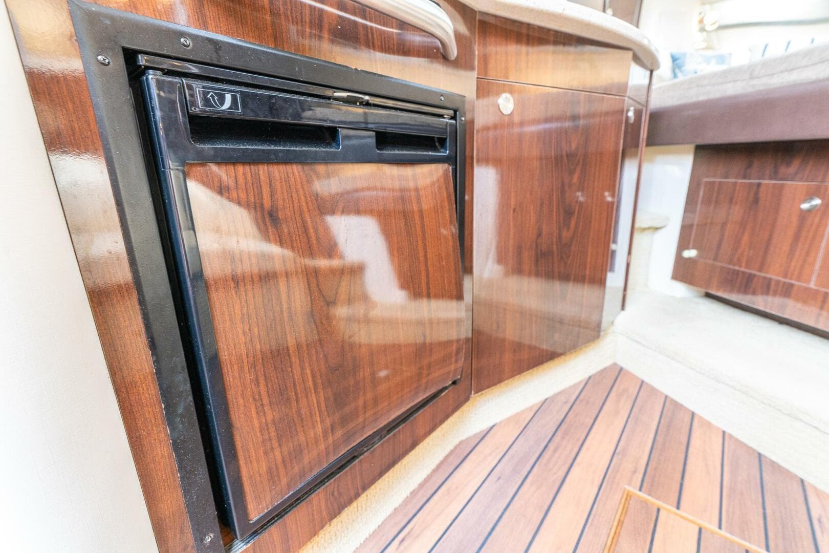 2016 Sea Ray 330 Sundancer — photo 28