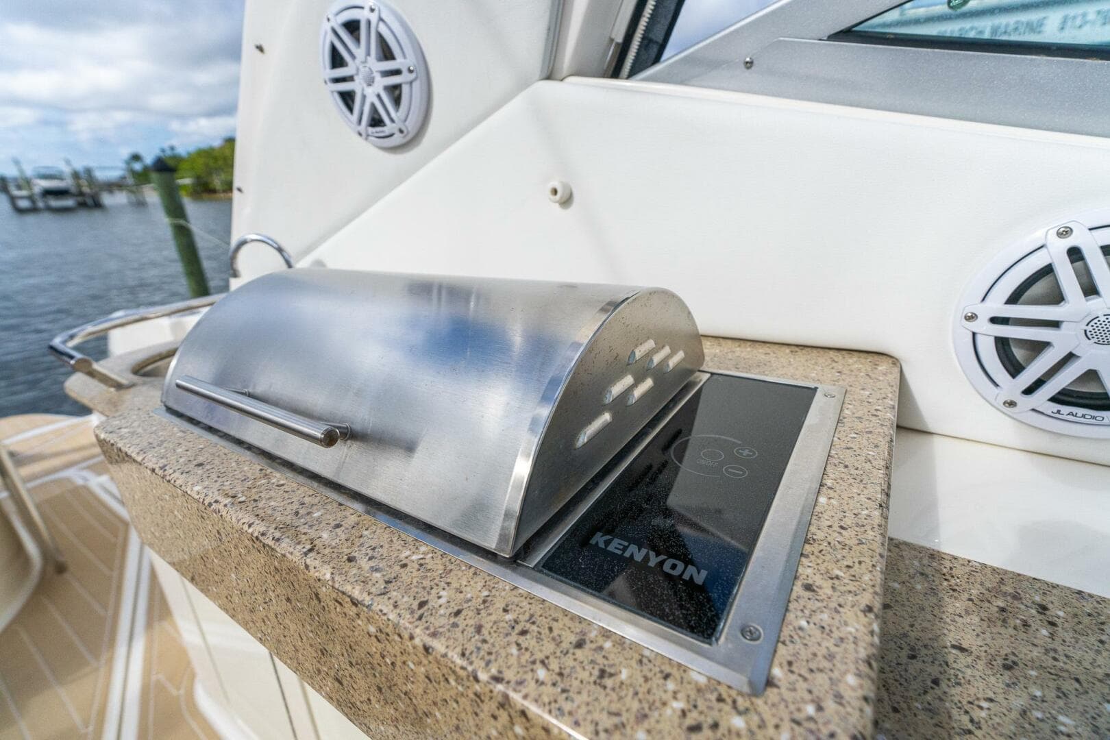 2016 Sea Ray 330 Sundancer — photo 31