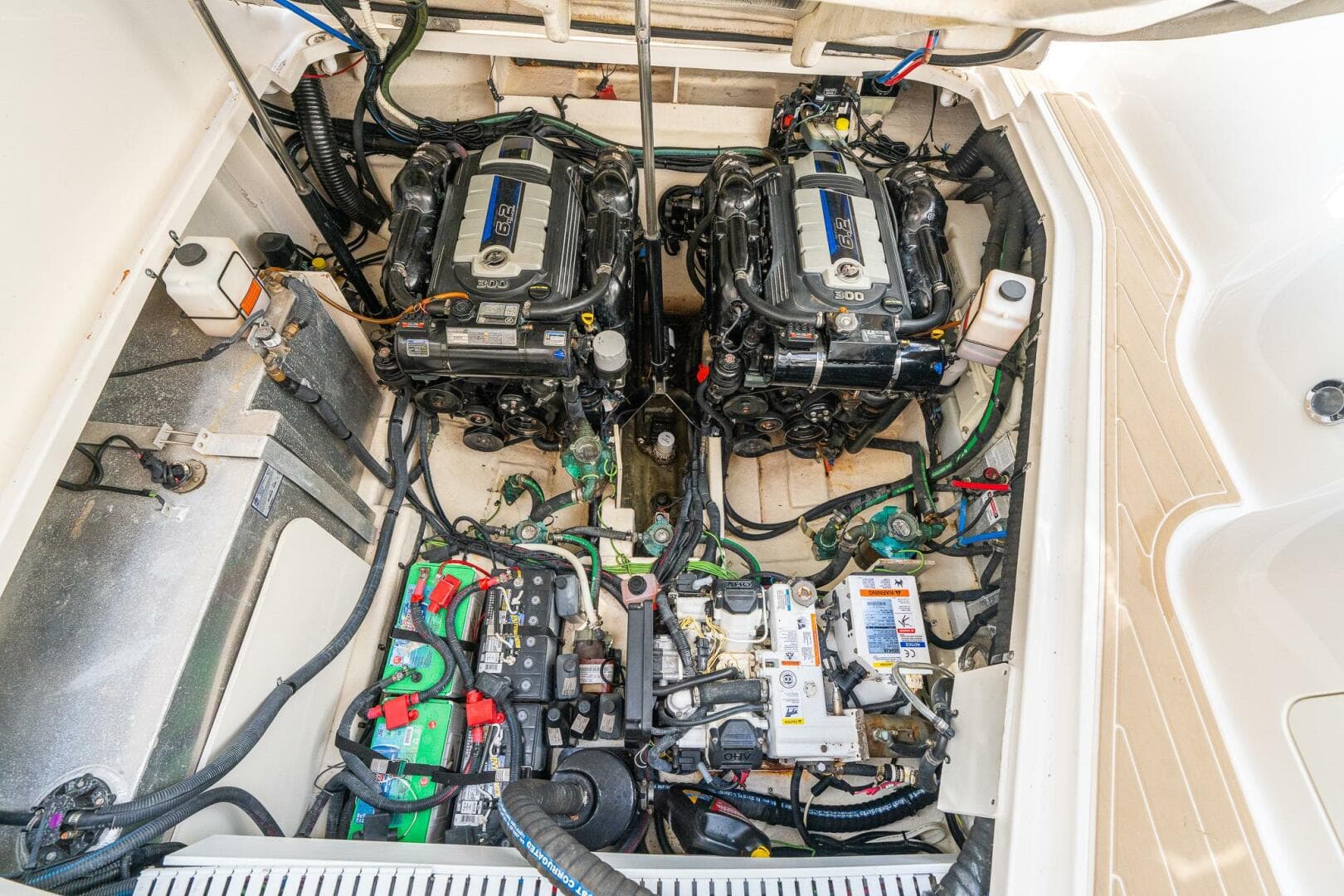 2016 Sea Ray 330 Sundancer — photo 23