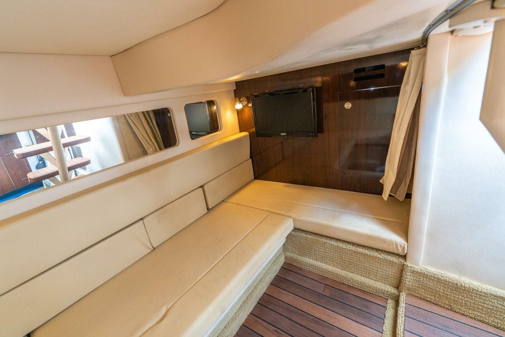 2016 Sea Ray 330 Sundancer — photo 65