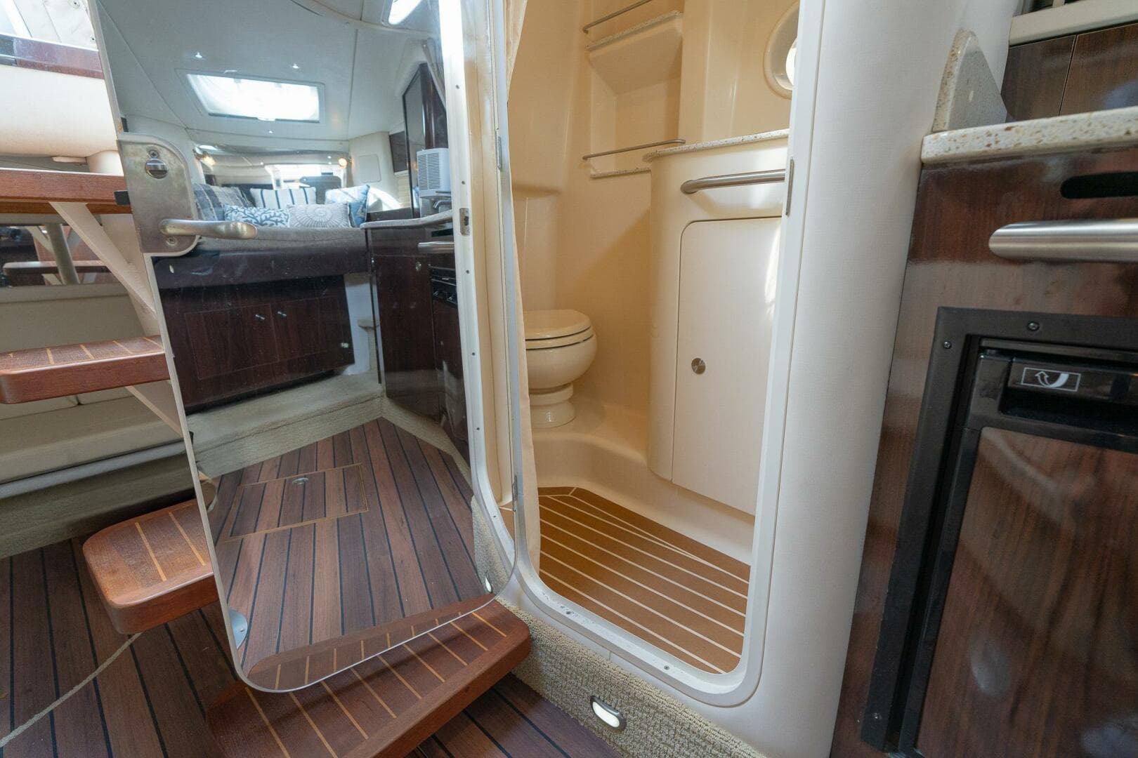 2016 Sea Ray 330 Sundancer — photo 34