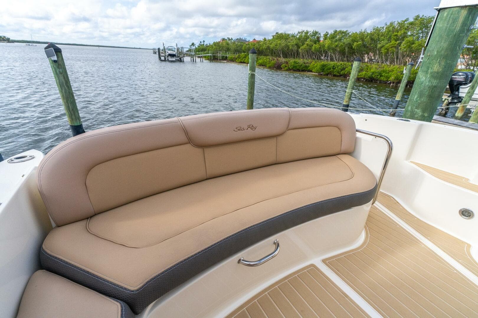 2016 Sea Ray 330 Sundancer — photo 4