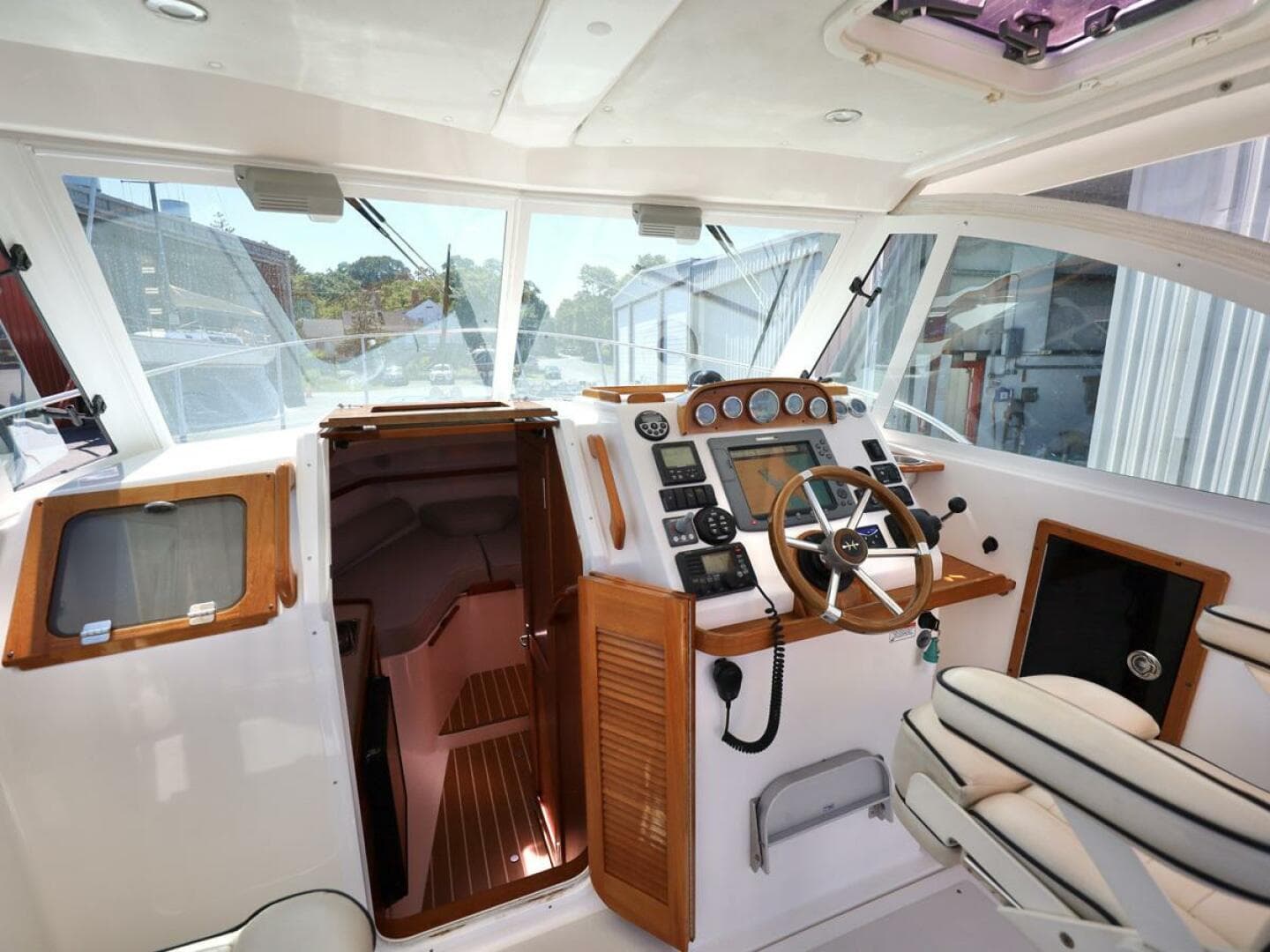 2008 Hunt Yachts Surfhunter 29 Hardtop Express — photo 13