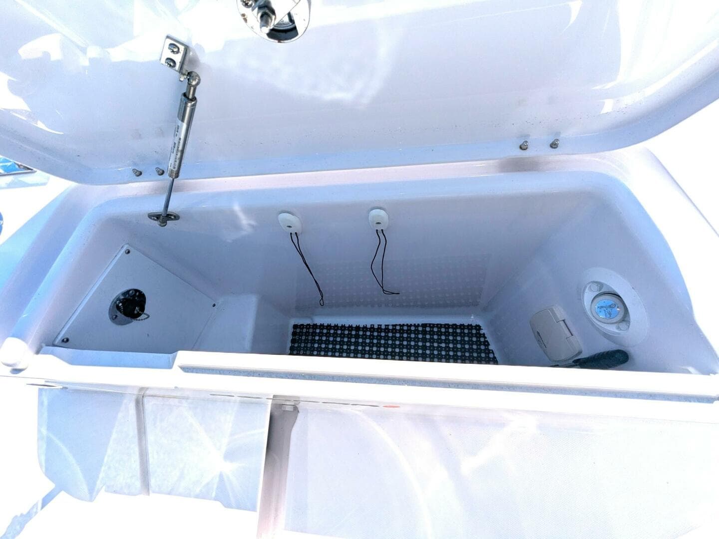 2024 Axopar 37 Cross Cabin With Bench Seat, V10s — photo 26