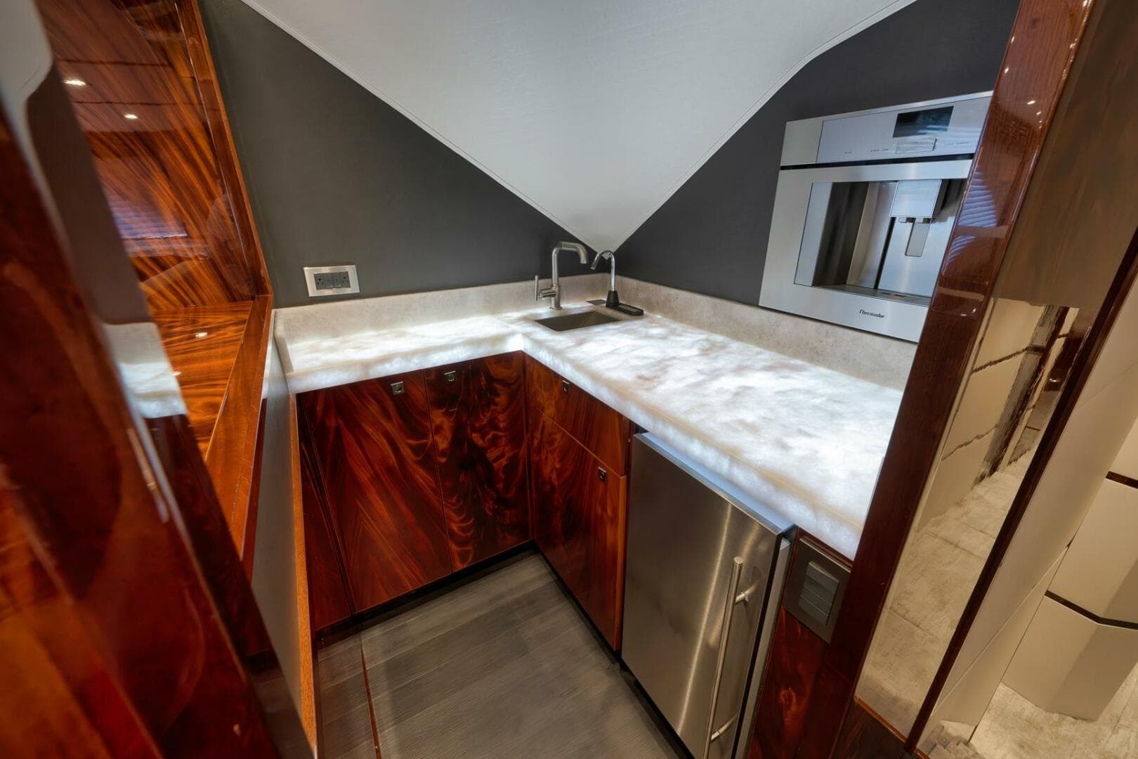 2025 Viking 90 Convertible — photo 10