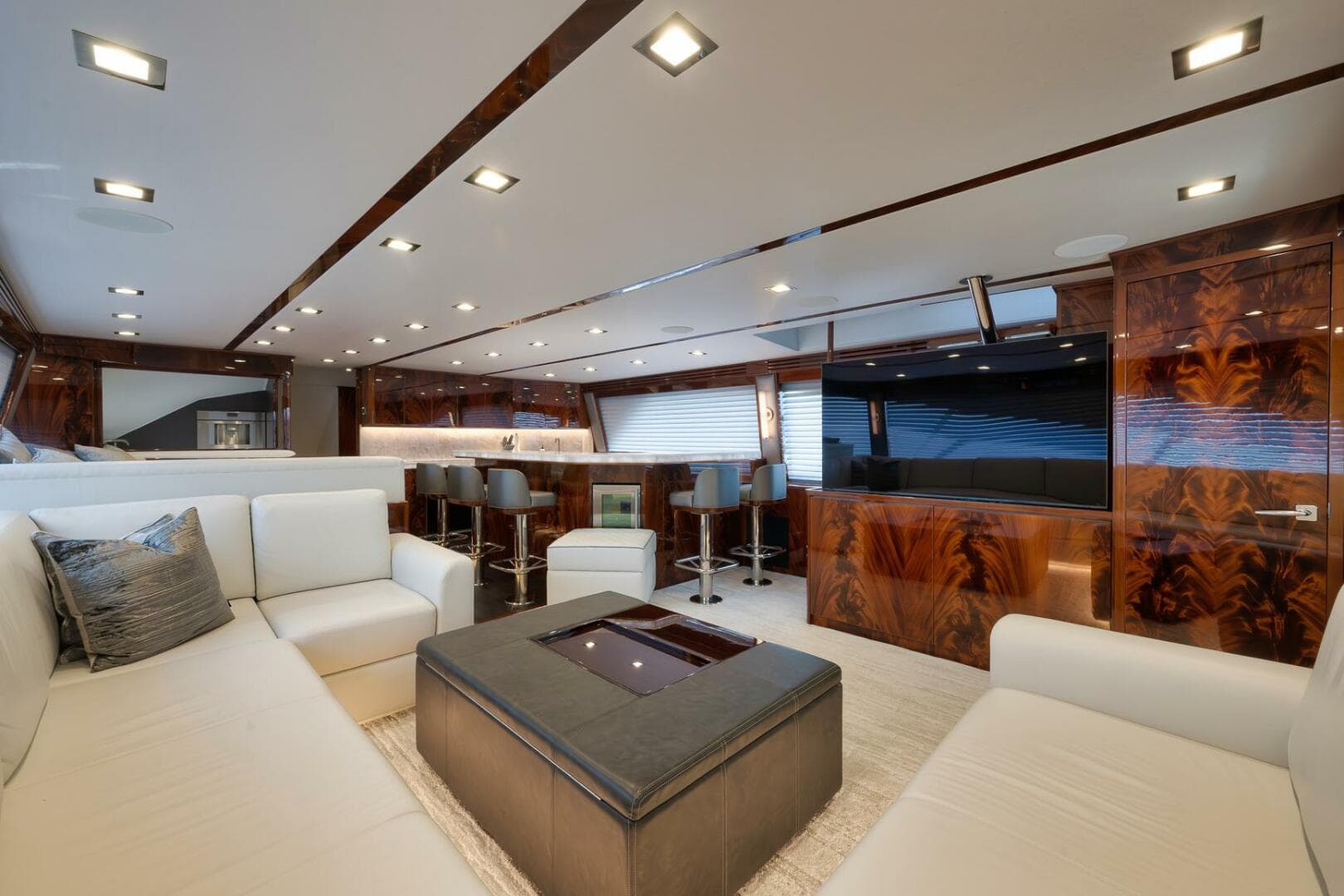 2025 Viking 90 Convertible — photo 4