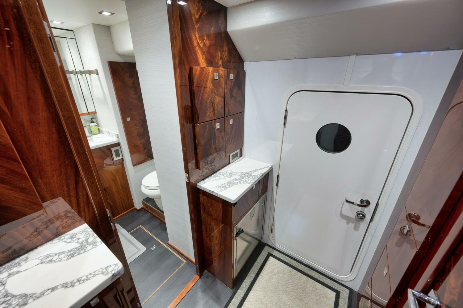 2025 Viking 90 Convertible — photo 59