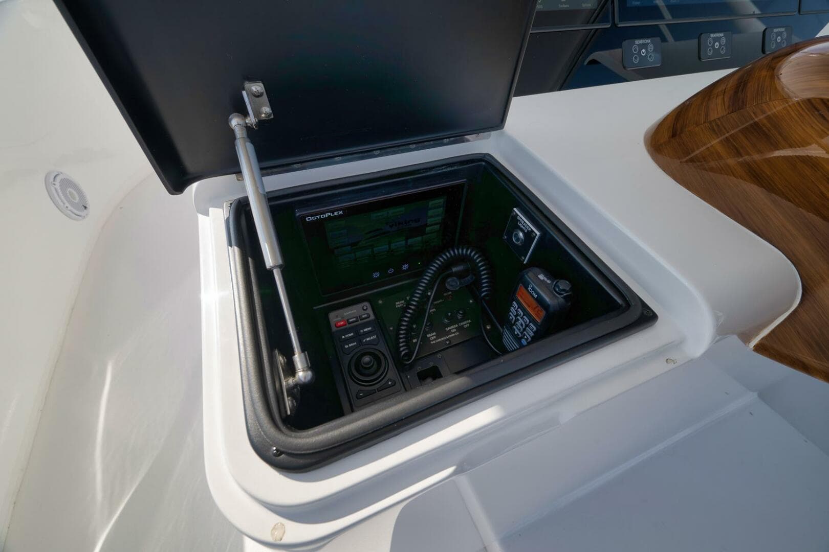 2025 Viking 90 Convertible — photo 93