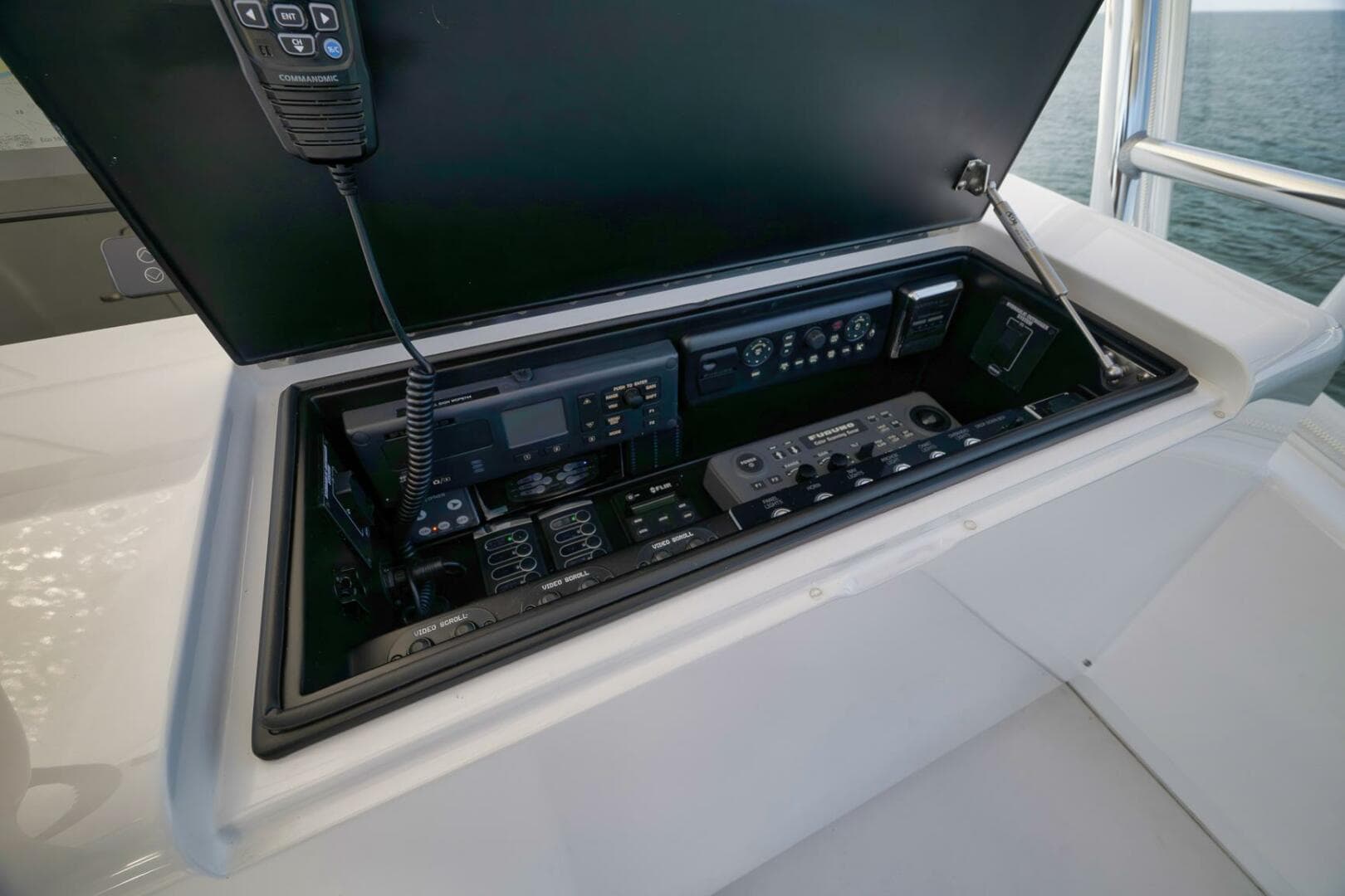 2025 Viking 90 Convertible — photo 85