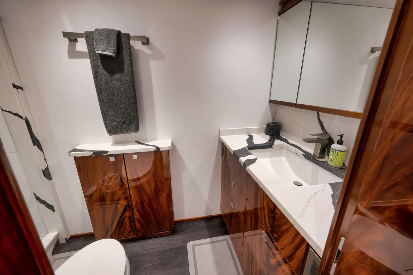 2025 Viking 90 Convertible — photo 40