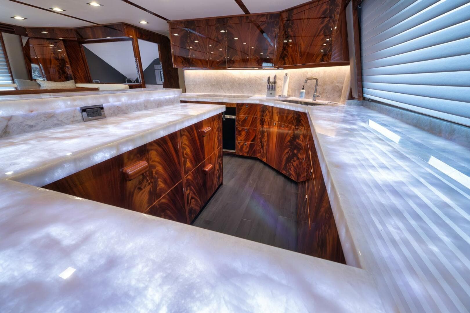 2025 Viking 90 Convertible — photo 12