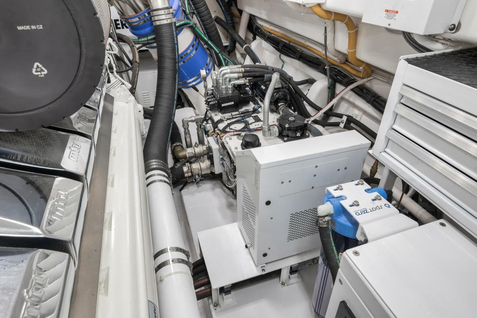 2025 Viking 90 Convertible — photo 144