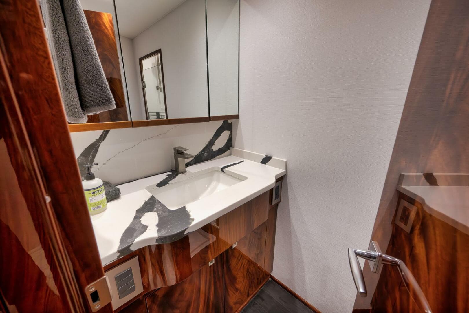 2025 Viking 90 Convertible — photo 42