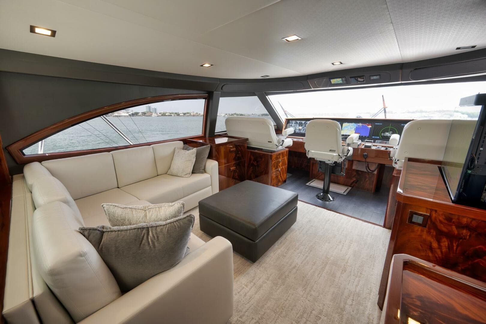 2025 Viking 90 Convertible — photo 2