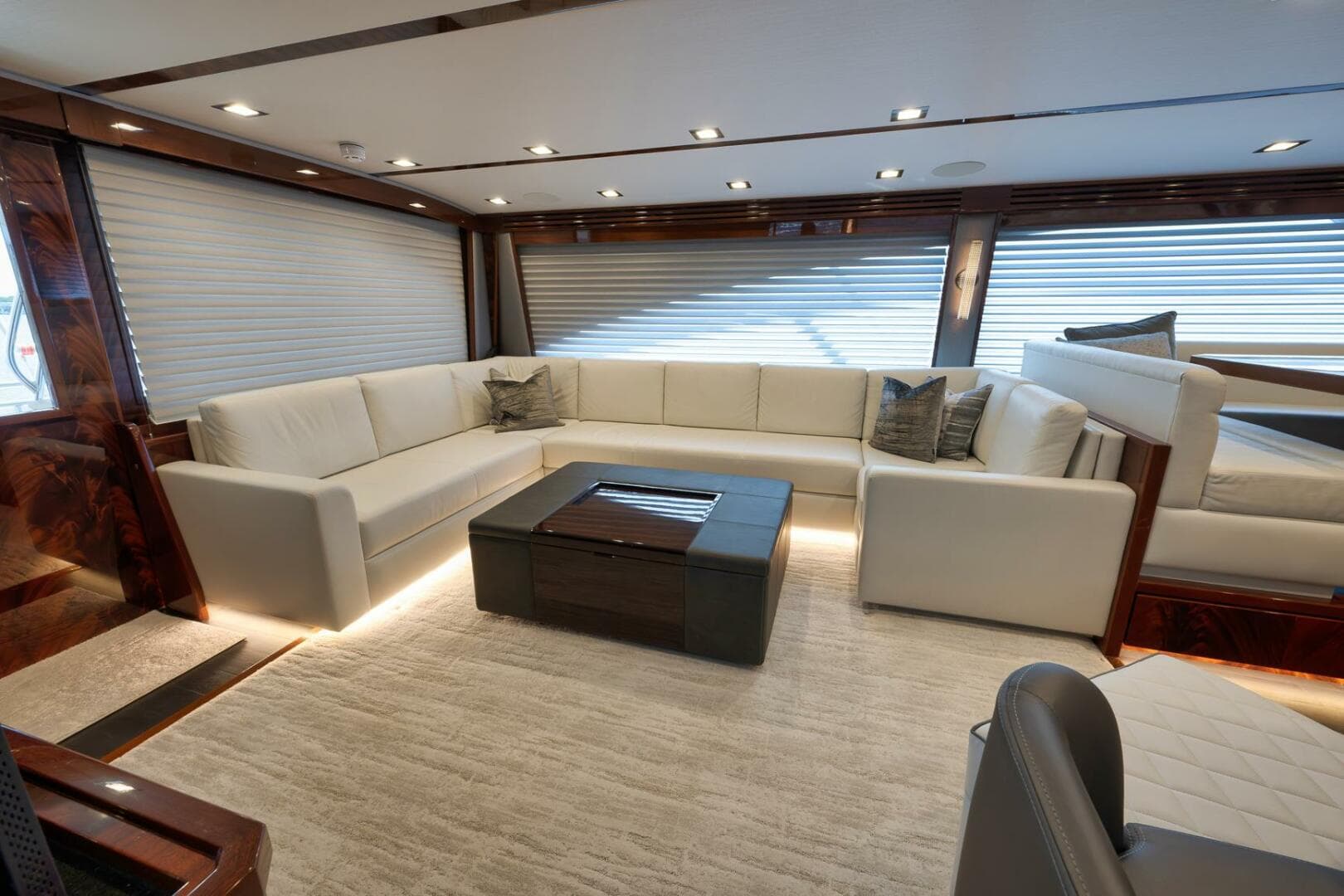 2025 Viking 90 Convertible — photo 6