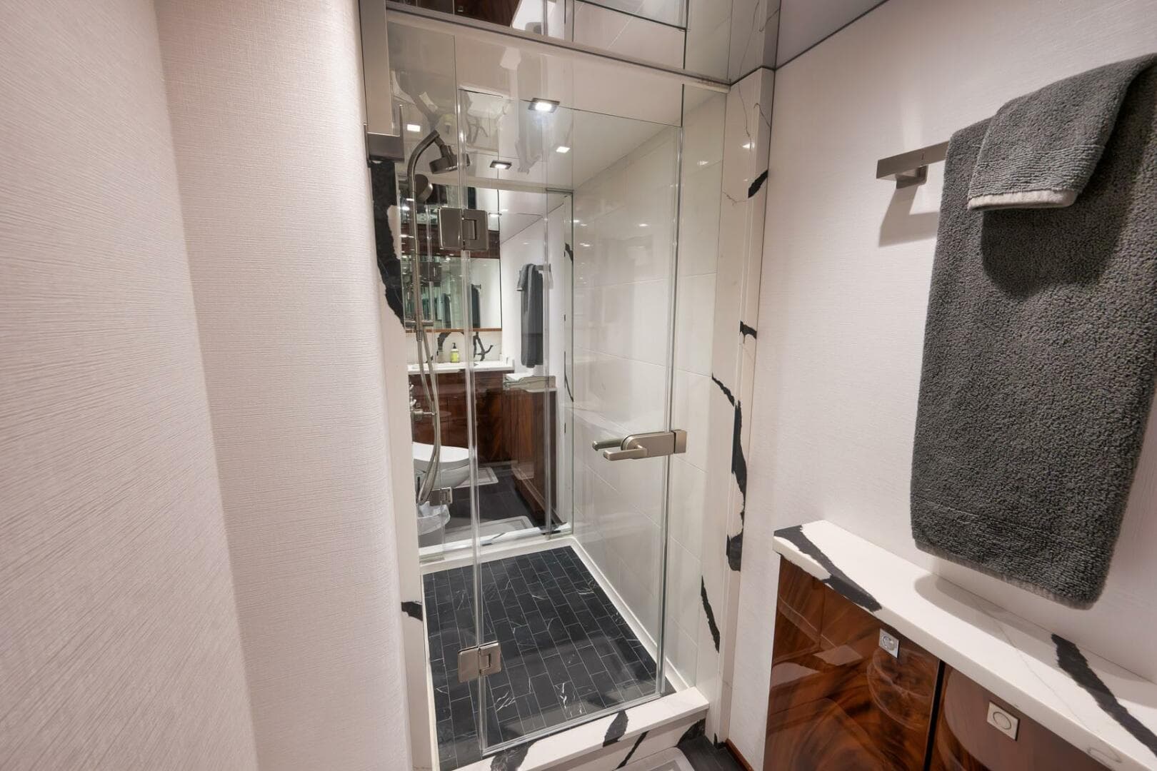 2025 Viking 90 Convertible — photo 39