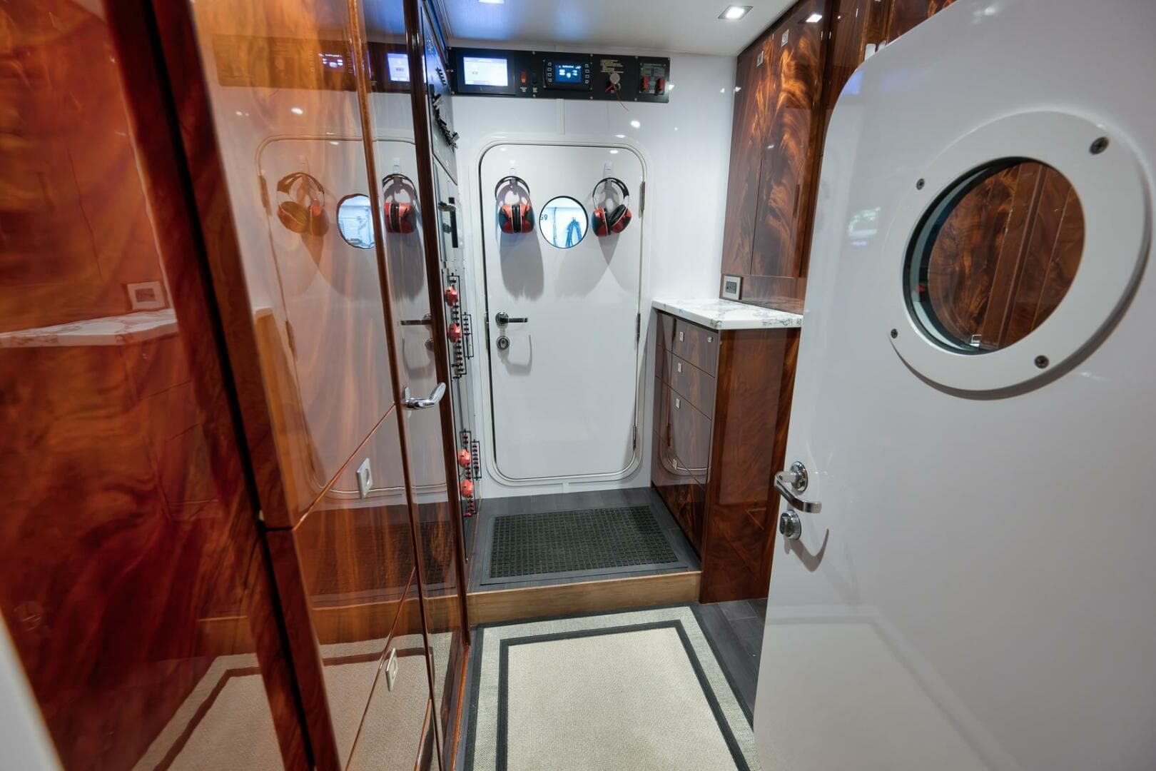 2025 Viking 90 Convertible — photo 58