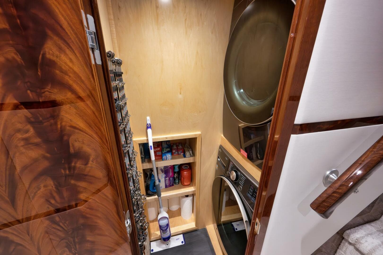 2025 Viking 90 Convertible — photo 27